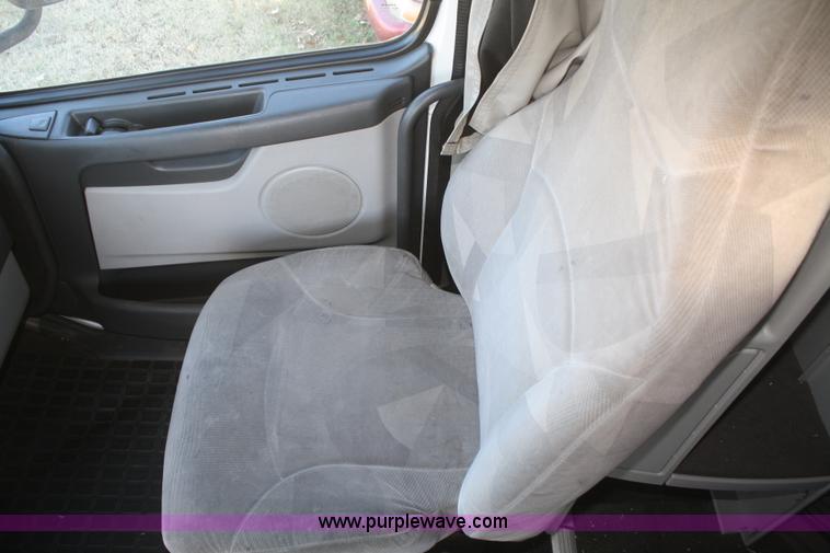 image for item F2721 2009 Volvo VNL64T 670 semi truck