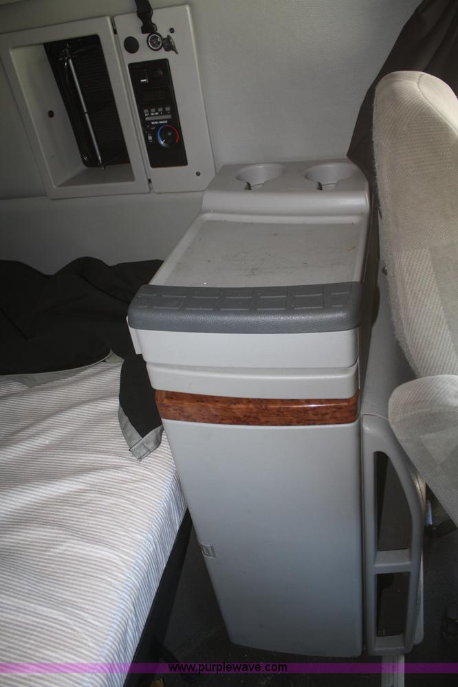 image for item F2721 2009 Volvo VNL64T 670 semi truck