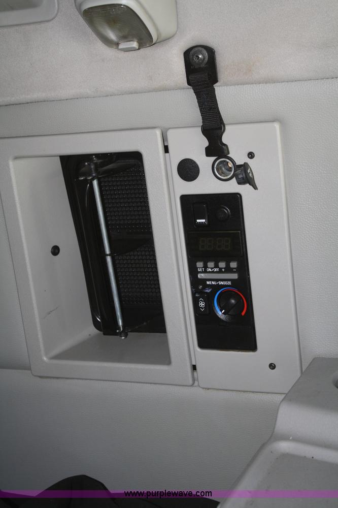 image for item F2721 2009 Volvo VNL64T 670 semi truck