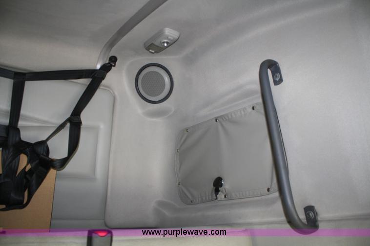 image for item F2721 2009 Volvo VNL64T 670 semi truck