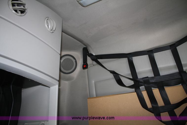 image for item F2721 2009 Volvo VNL64T 670 semi truck