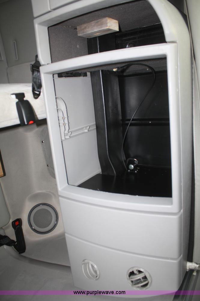 image for item F2721 2009 Volvo VNL64T 670 semi truck