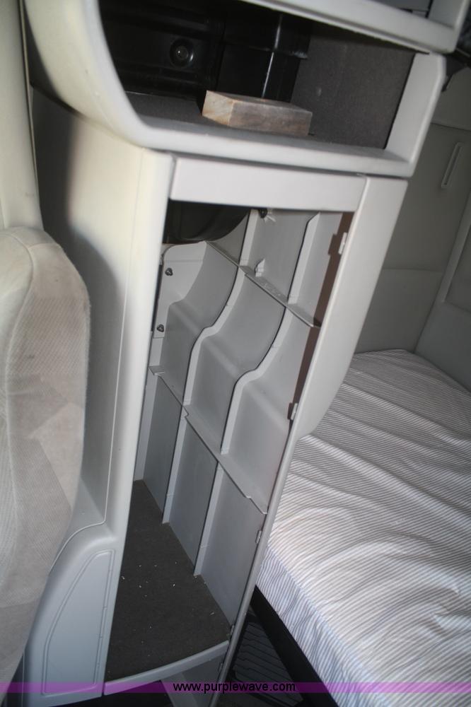 image for item F2721 2009 Volvo VNL64T 670 semi truck