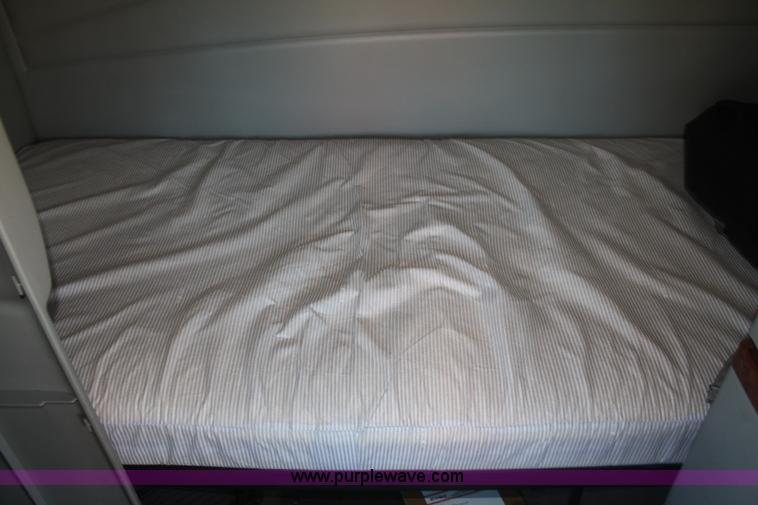 image for item F2721 2009 Volvo VNL64T 670 semi truck