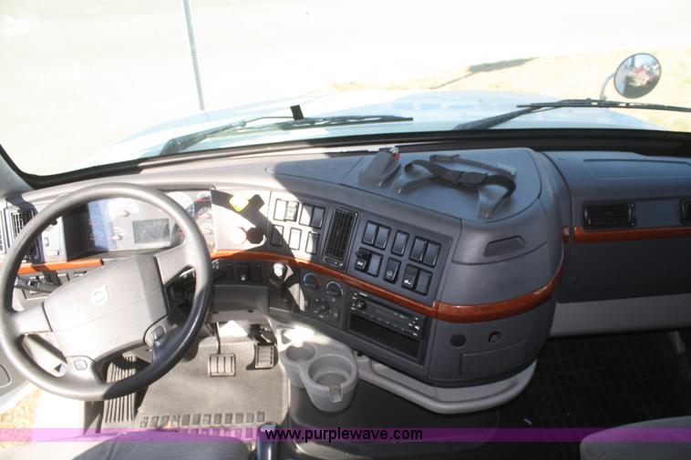 image for item F2721 2009 Volvo VNL64T 670 semi truck