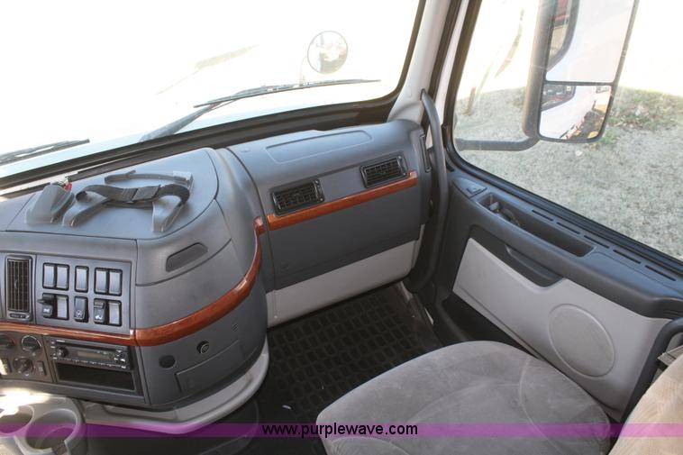 image for item F2721 2009 Volvo VNL64T 670 semi truck