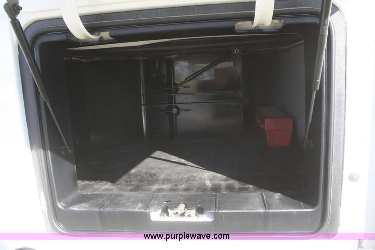 image for item F2721 2009 Volvo VNL64T 670 semi truck