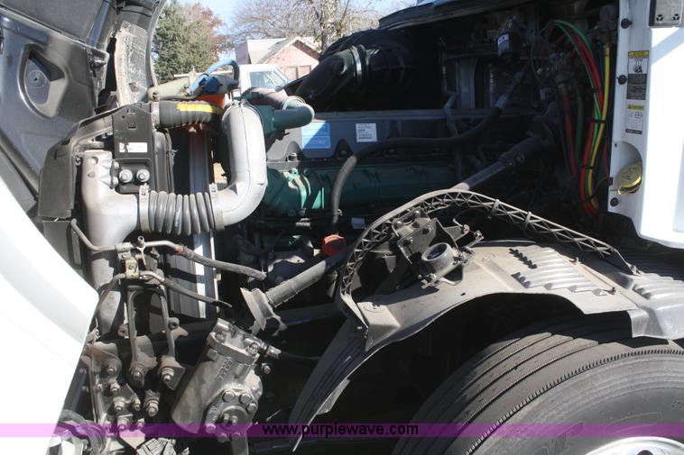 image for item F2721 2009 Volvo VNL64T 670 semi truck