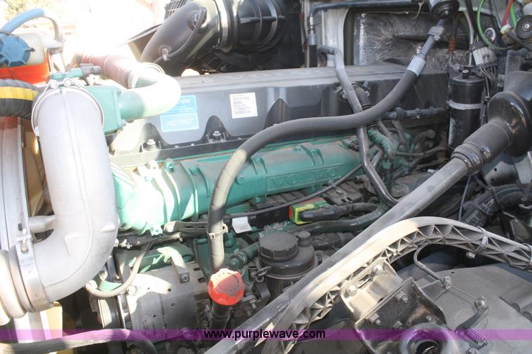 image for item F2721 2009 Volvo VNL64T 670 semi truck