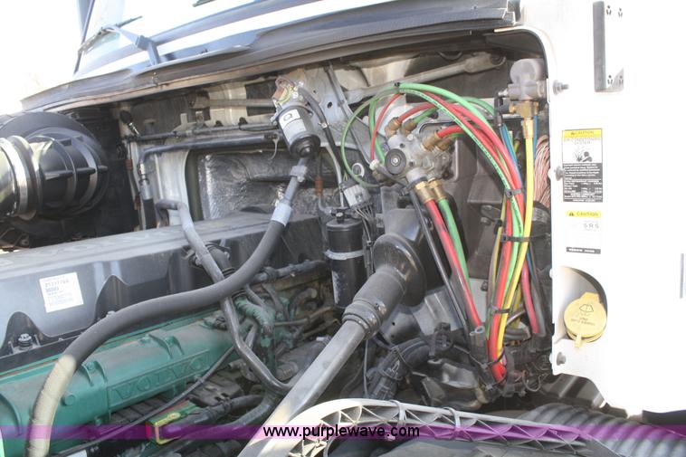 image for item F2721 2009 Volvo VNL64T 670 semi truck