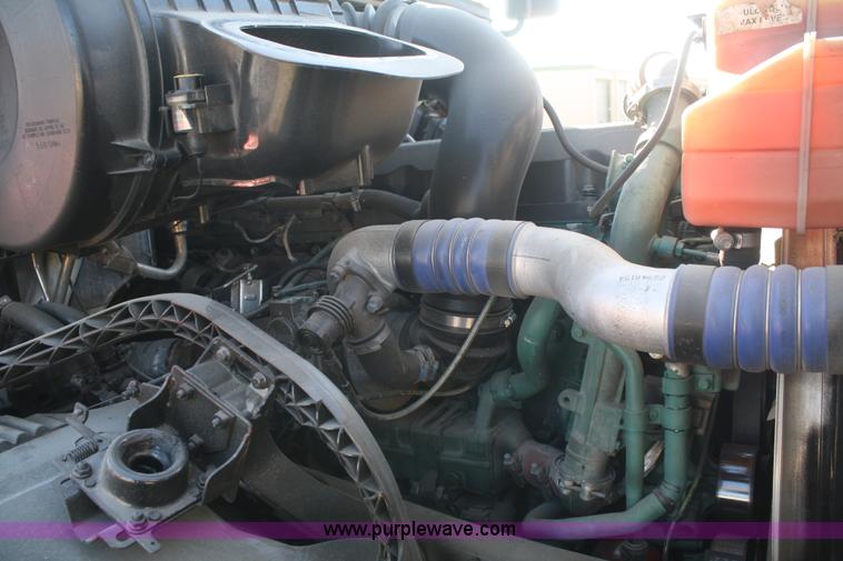 image for item F2721 2009 Volvo VNL64T 670 semi truck