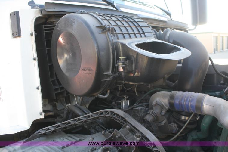 image for item F2721 2009 Volvo VNL64T 670 semi truck