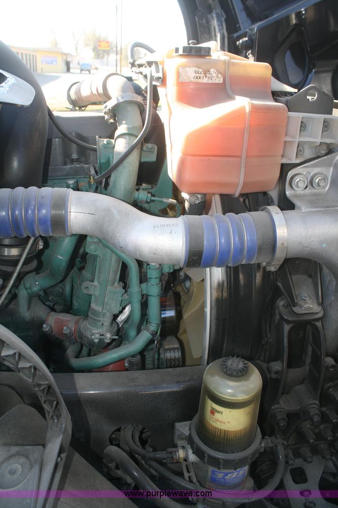 image for item F2721 2009 Volvo VNL64T 670 semi truck