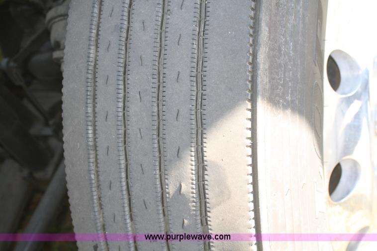 image for item F2721 2009 Volvo VNL64T 670 semi truck