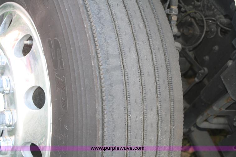 image for item F2721 2009 Volvo VNL64T 670 semi truck