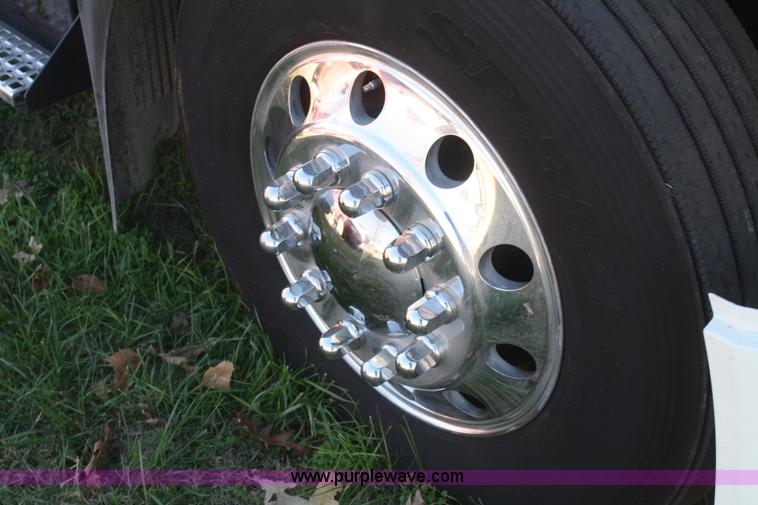 image for item F2721 2009 Volvo VNL64T 670 semi truck