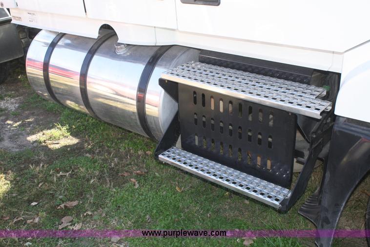 image for item F2721 2009 Volvo VNL64T 670 semi truck