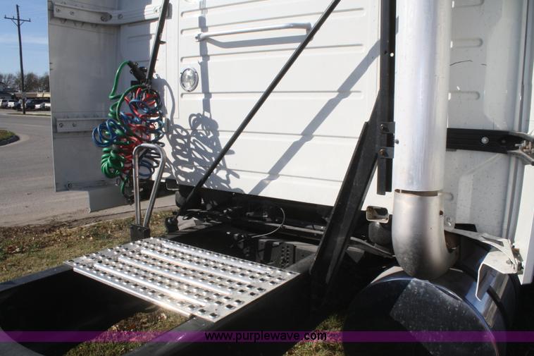 image for item F2721 2009 Volvo VNL64T 670 semi truck