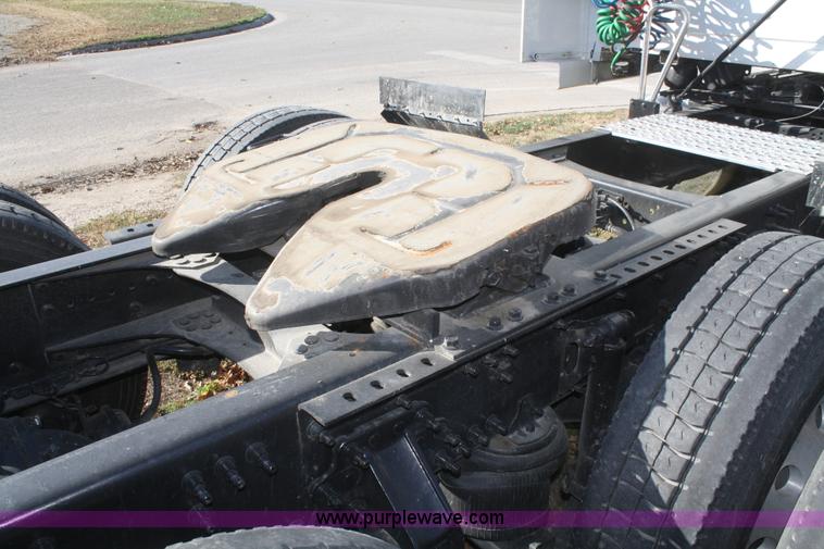 image for item F2721 2009 Volvo VNL64T 670 semi truck