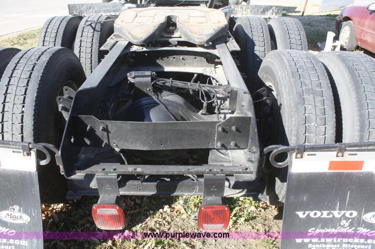 image for item F2721 2009 Volvo VNL64T 670 semi truck