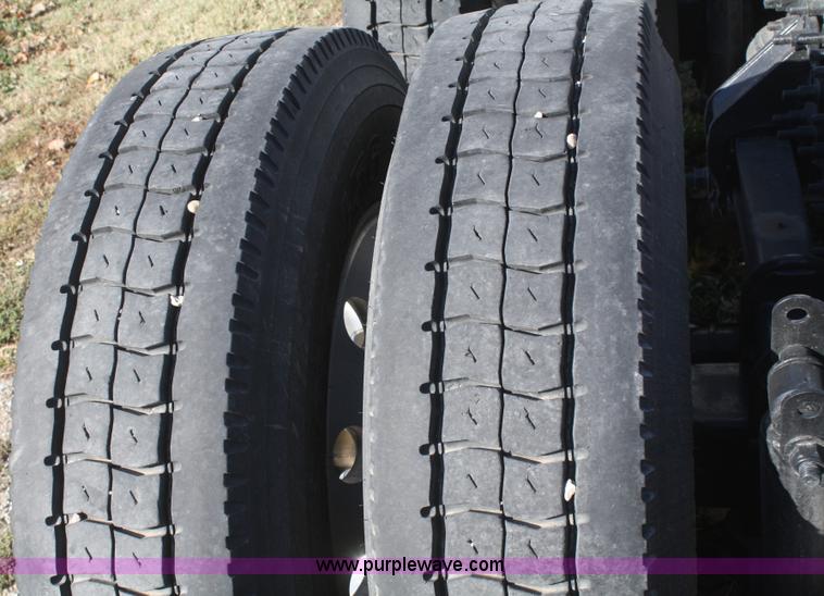 image for item F2721 2009 Volvo VNL64T 670 semi truck