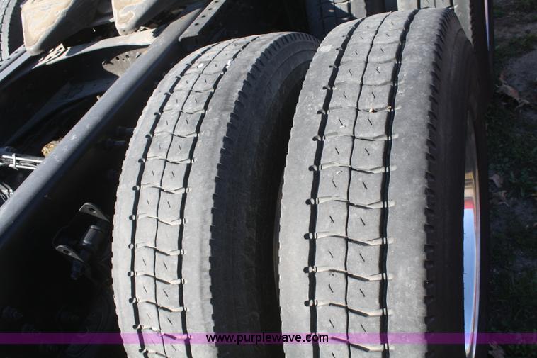 image for item F2721 2009 Volvo VNL64T 670 semi truck