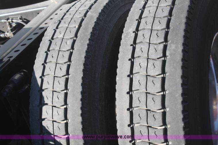 image for item F2721 2009 Volvo VNL64T 670 semi truck