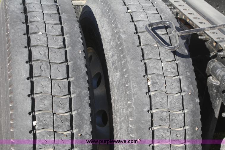 image for item F2721 2009 Volvo VNL64T 670 semi truck