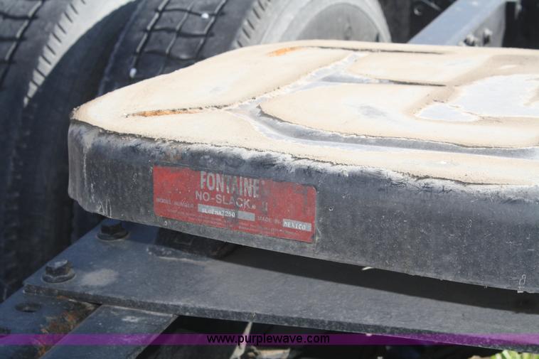 image for item F2721 2009 Volvo VNL64T 670 semi truck