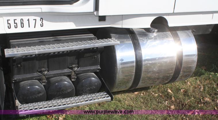 image for item F2721 2009 Volvo VNL64T 670 semi truck