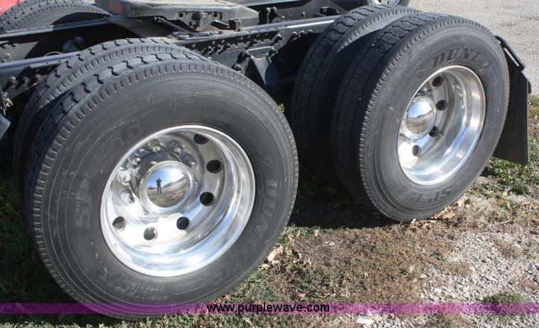 image for item F2721 2009 Volvo VNL64T 670 semi truck