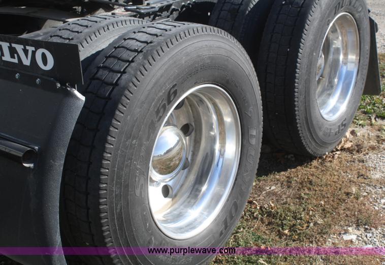 image for item F2721 2009 Volvo VNL64T 670 semi truck