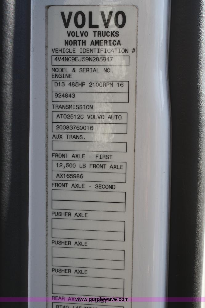 image for item F2721 2009 Volvo VNL64T 670 semi truck