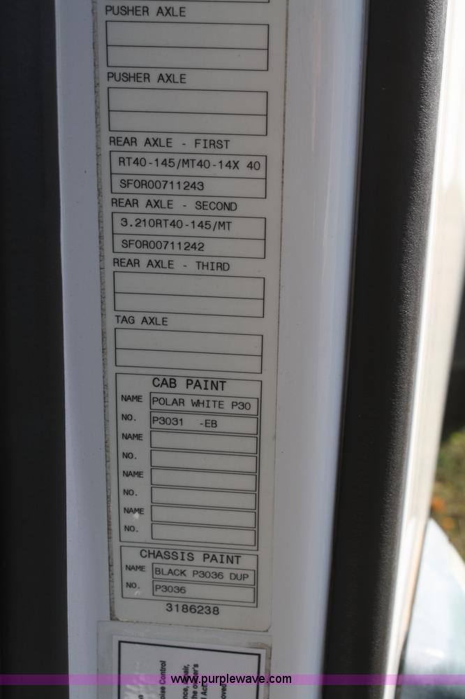 image for item F2721 2009 Volvo VNL64T 670 semi truck