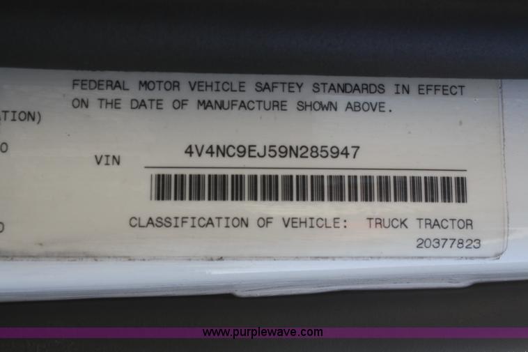 image for item F2721 2009 Volvo VNL64T 670 semi truck