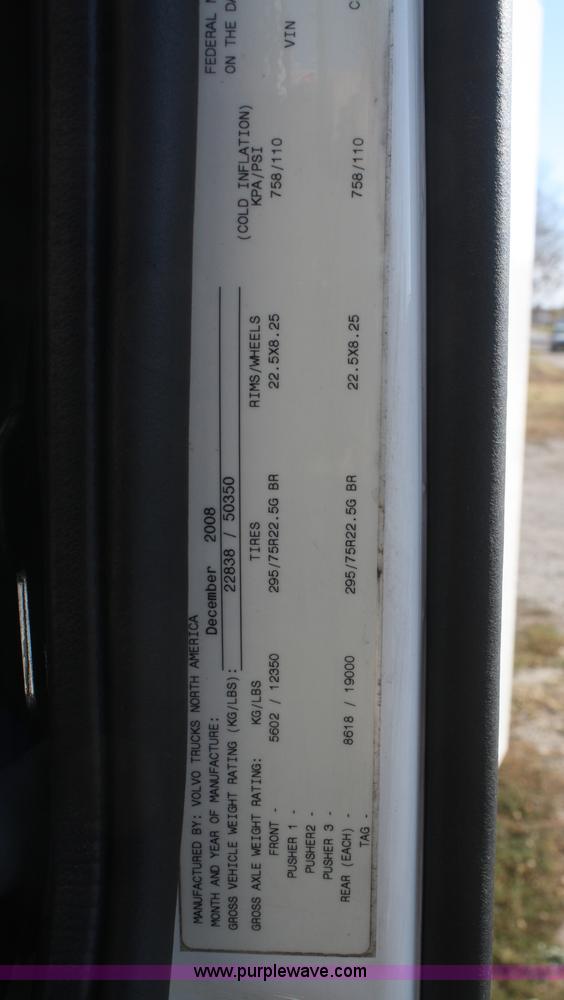 image for item F2721 2009 Volvo VNL64T 670 semi truck