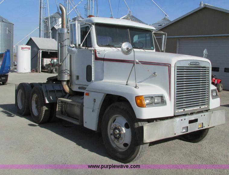 image for item F4060 1993 Freightliner FLD120 semi truck