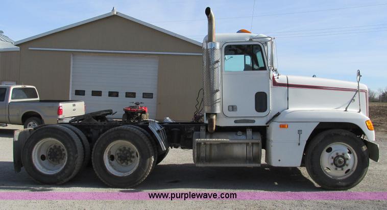 image for item F4060 1993 Freightliner FLD120 semi truck