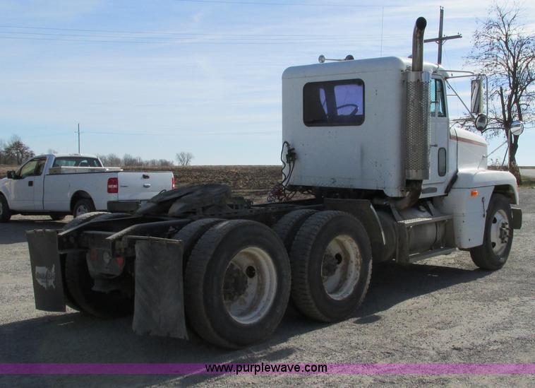 image for item F4060 1993 Freightliner FLD120 semi truck