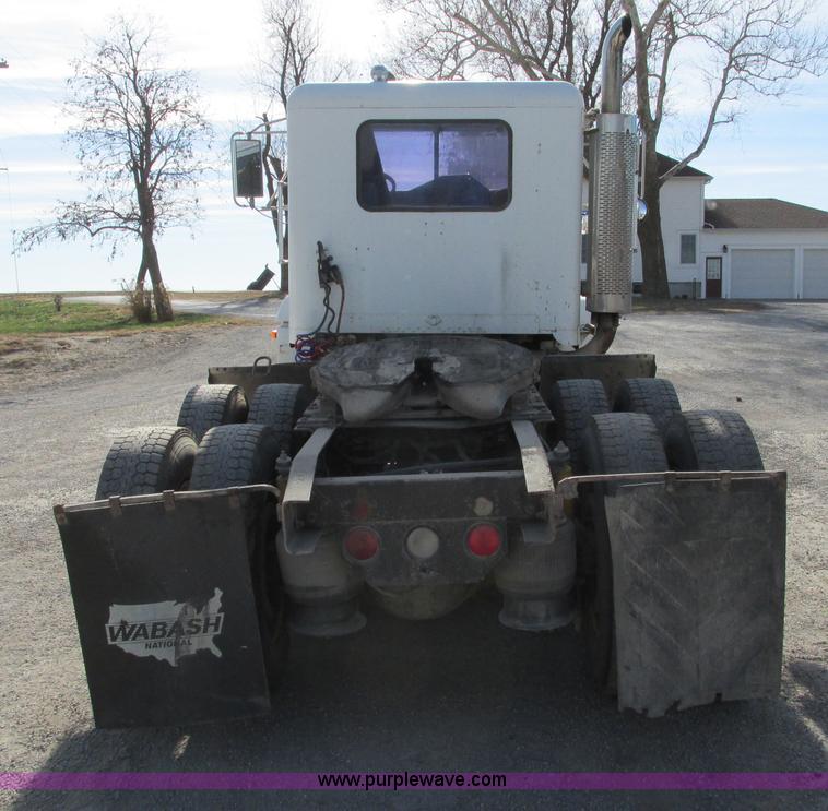 image for item F4060 1993 Freightliner FLD120 semi truck