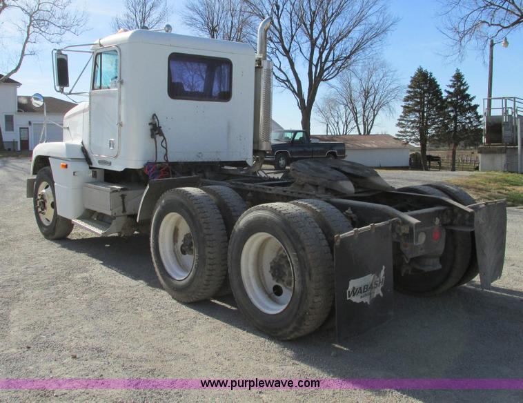image for item F4060 1993 Freightliner FLD120 semi truck