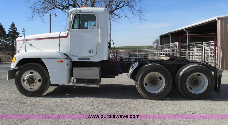 image for item F4060 1993 Freightliner FLD120 semi truck