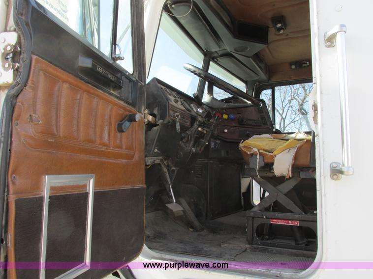 image for item F4060 1993 Freightliner FLD120 semi truck