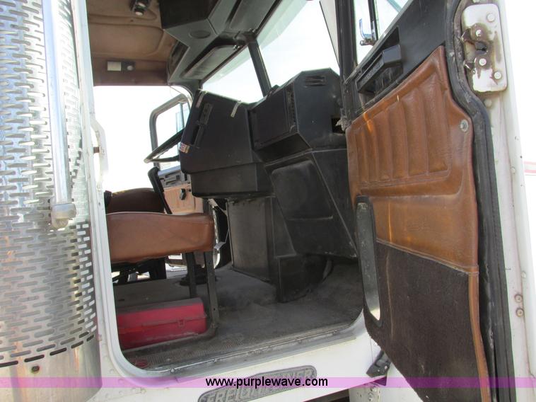 image for item F4060 1993 Freightliner FLD120 semi truck