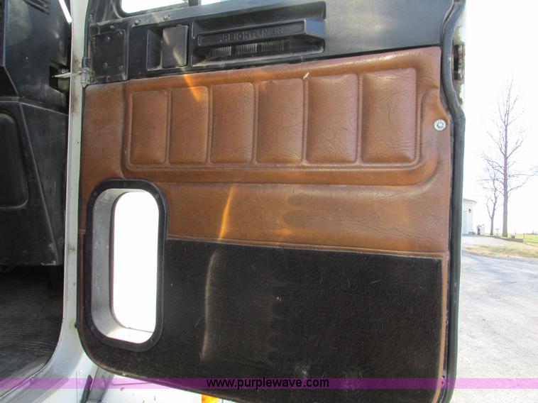 image for item F4060 1993 Freightliner FLD120 semi truck