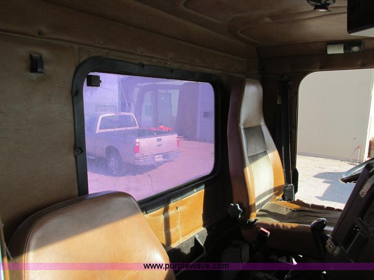 image for item F4060 1993 Freightliner FLD120 semi truck