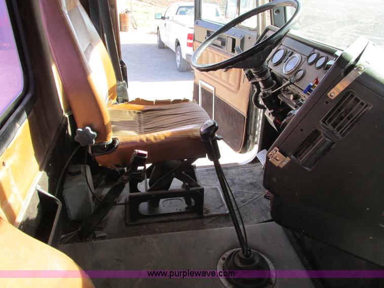 image for item F4060 1993 Freightliner FLD120 semi truck