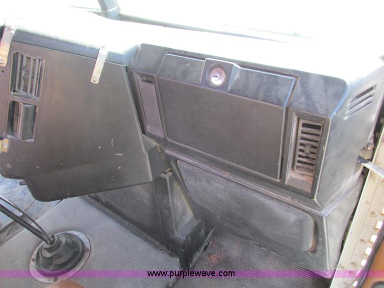 image for item F4060 1993 Freightliner FLD120 semi truck