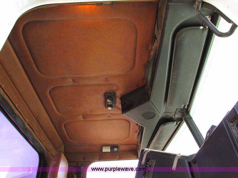 image for item F4060 1993 Freightliner FLD120 semi truck