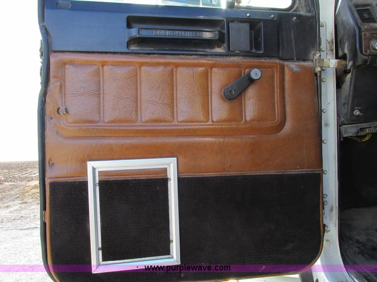 image for item F4060 1993 Freightliner FLD120 semi truck